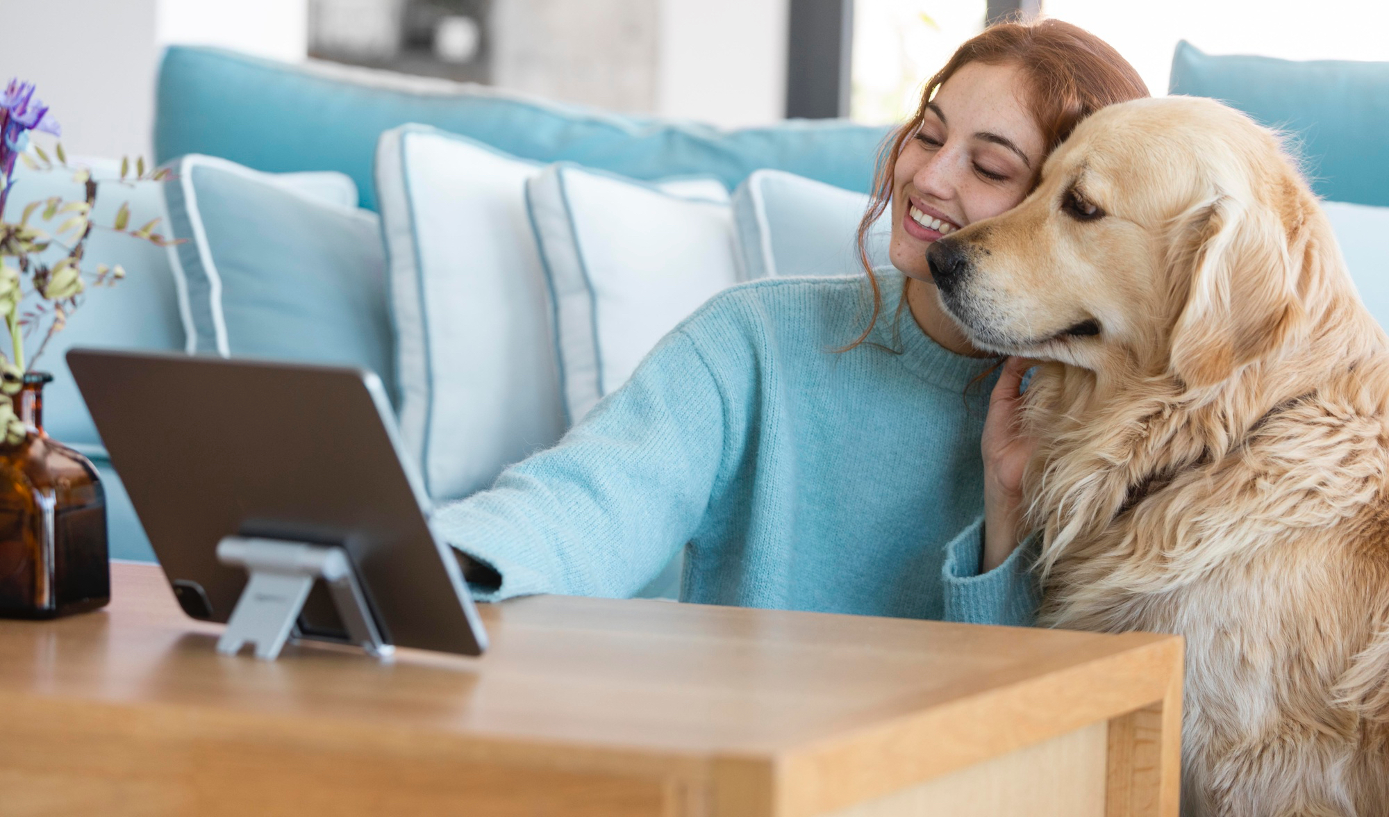 Femme et chien doré profitant d’un moment complice sur un canapé pour toutousdoux à Castelsarrasin